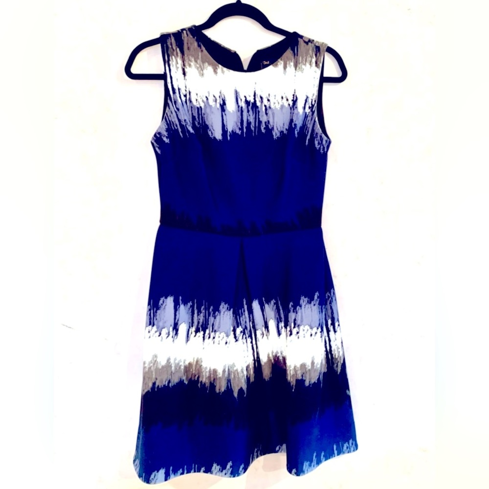 Casual dress. Sleeveless, high neck, mini silhouette, floral print.